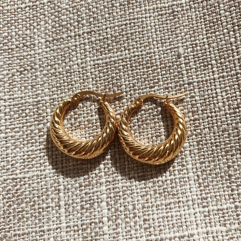 Queeni Wave Small Hoops - Gold